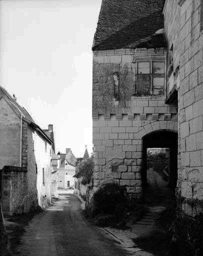Vue de la rue de la porte Bigot, avec à droite une partie du logis de la Poterne.