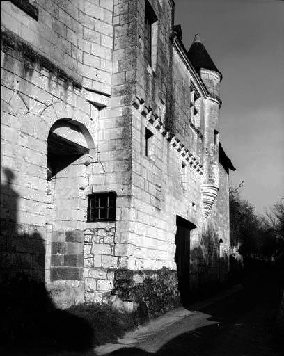 Façade sur le chemin : vue partielle.