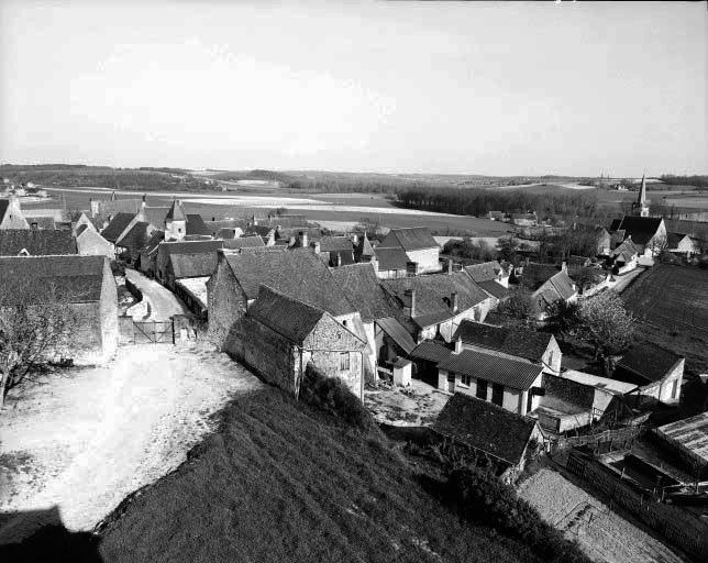 Vue du bourg prise de la tourelle d'escalier du château.