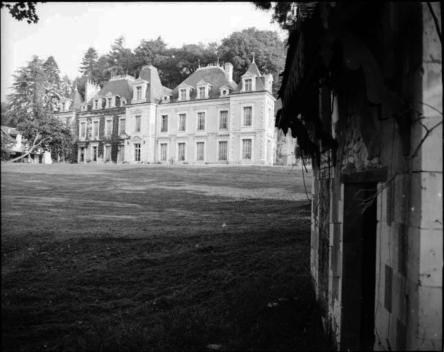 Façade antérieure sur le parc : château double.