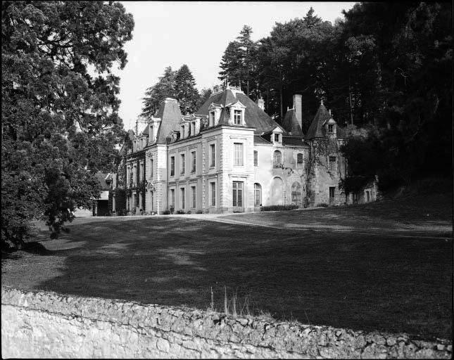 Façade latérale : vestige d'un château du XVIIe siècle.