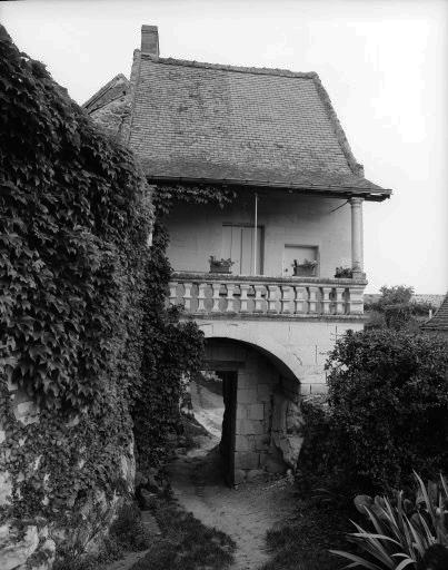 Logis-porte perpendiculaire à la rue ; vue prise du sud.