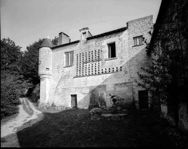 Vue d'ensemble de la façade avec pigeonnier.