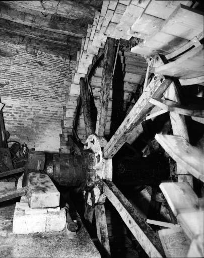 Roue en bois à aubes concaves.