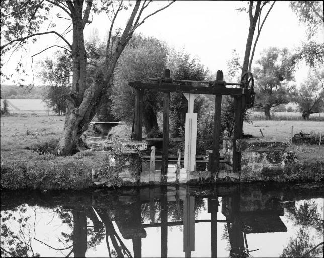 Système de vannes permettant d'arrêter ou de mettre en eau la roue.