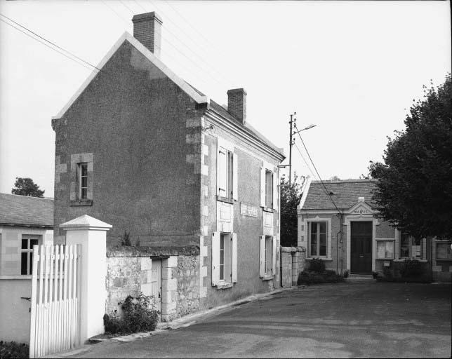 L'école et la mairie, place du 14 Juillet.