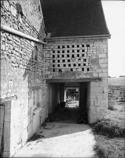 Passage couvert par un pigeonnier en moellon.