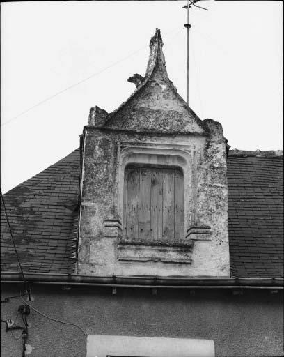 Partie gauche de la façade est du corps de logis : lucarne du comble à moulures croisées et gâble.