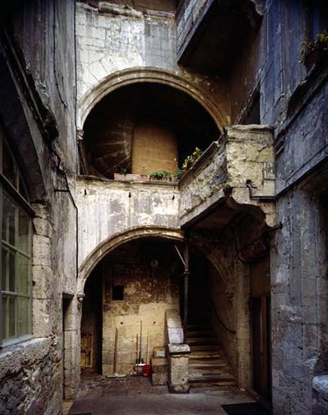 Escalier, façade sur cour, 1er et 2ème étage.