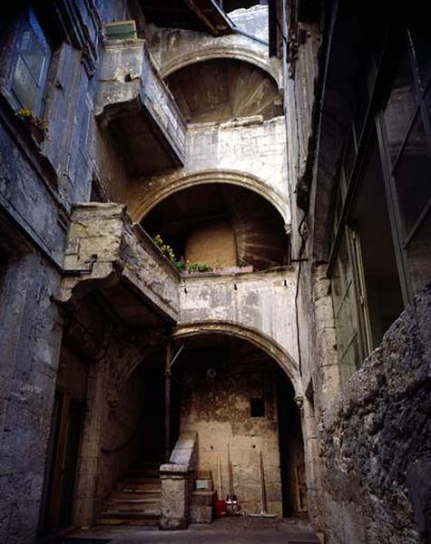 Façade sur cour : escalier, premier et deuxième étages.