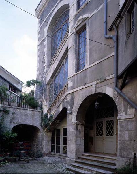 Façade est sur cour. Détail : élévation de la façade de l'escalier.