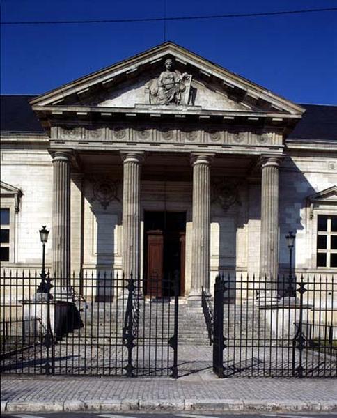 Façade est, détail de l'entrée.