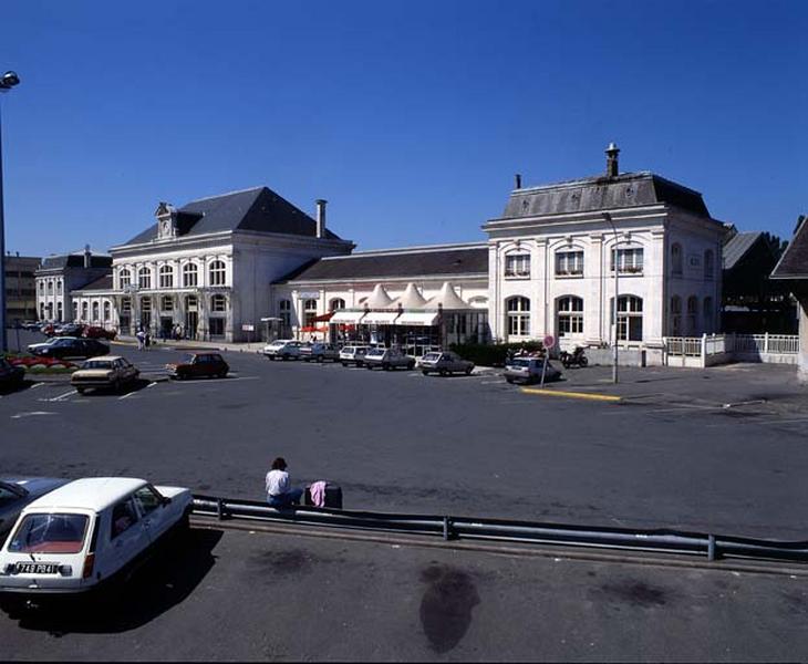 Nouvelle gare construite en 1890. Façade sud-est, vue prise de la place.