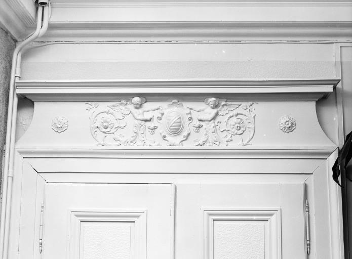 Villa Saint-Lazare. Hall de l'escalier, détail dessus de porte (droit).