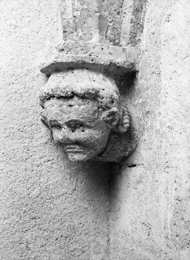 Prieuré Saint-Lazare, vestiges. Salle du XIIIe siècle accolée au pignon ouest de la villa Saint-Lazare. Détail culot.