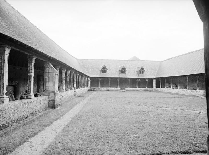 Vue générale des galeries ouest, sud et nord, prise de l'est.