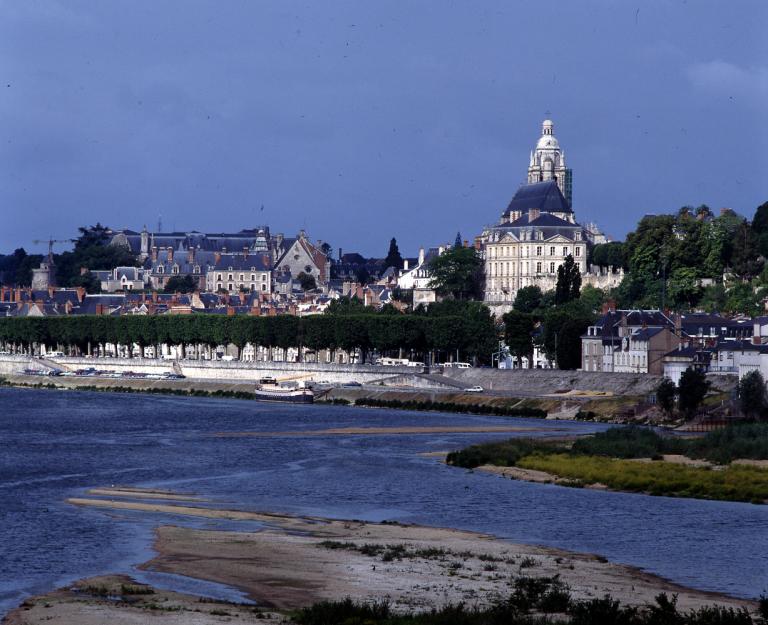 Rive droite, en amont du pont Gabriel : le port Saint-Jean.
