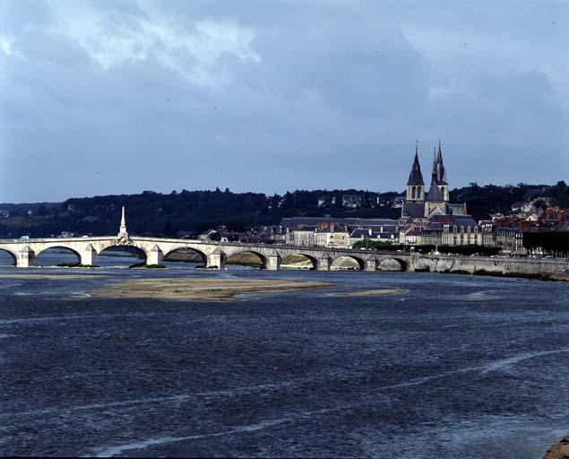 vue sur le pont et l'église de Saint-Lomer