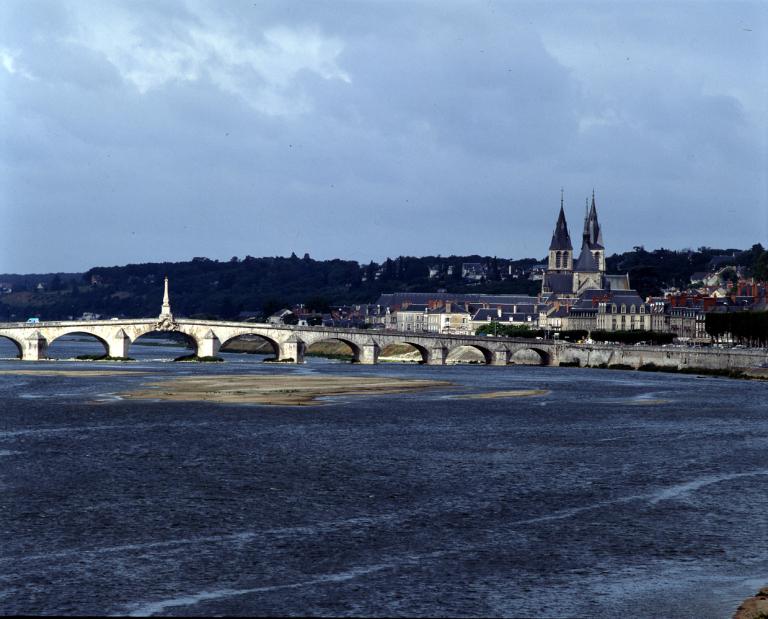 Le pont Jacques Gabriel et la culée côté rive droite.