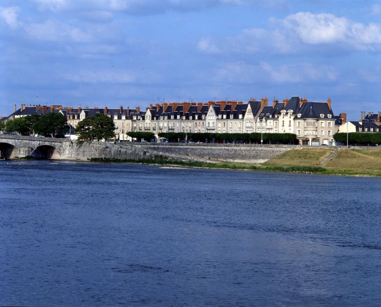 Rive gauche, cale située immédiatement en aval du pont Gabriel. ; Rive gauche, cale située immédiatement en aval du pont Gabriel.