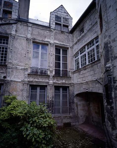 Bâtiment ouest, façade est. Détails : premier étage et lucarnes.