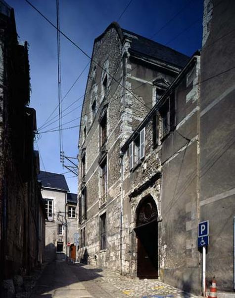 Façade et portail sur la rue du Lion-Ferré.