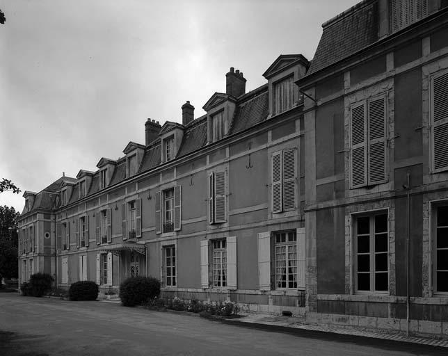 Villa Saint-Lazare. Façade sud, prise du sud-est.