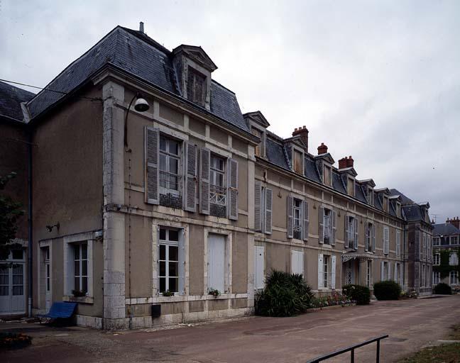 Villa Saint-Lazare. Façade sud, prise du sud-ouest. A gauche traces au sol du mur sud de la chapelle du XIIIe siècle.