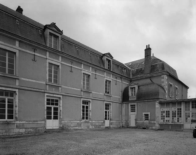 Villa Saint-Lazare. Façade nord, prise du nord-est. Aile ouest et pavillon.