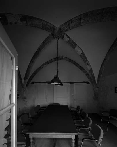 Prieuré Saint-Lazare, vestiges. Salle du XIIIe siècle accolée au pignon ouest de la villa Saint-Lazare. Vue d'ensemble.