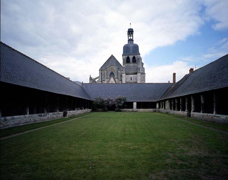 Vue générale des galeries nord, est et sud, prise de l'ouest.