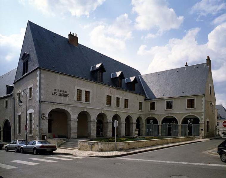 Bâtiments conventuels, état actuel. Bâtiments sud et ouest du cloître, vue prise à l'angle des rues des Jacobins et Anne de Bretagne.