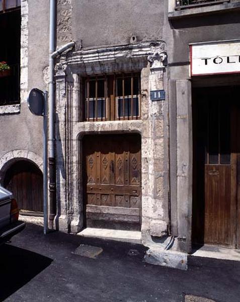 Façade sur rue. Détail : porte du rez-de-chaussée.