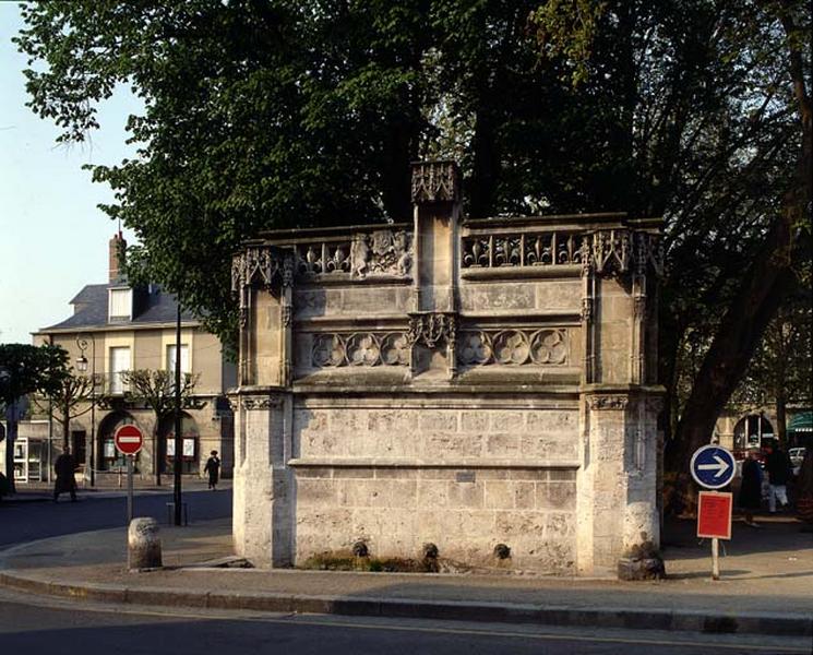 Fontaine de l'Arsis des Comtes de Blois, dite fontaine Louis XII. Face est, état actuel.