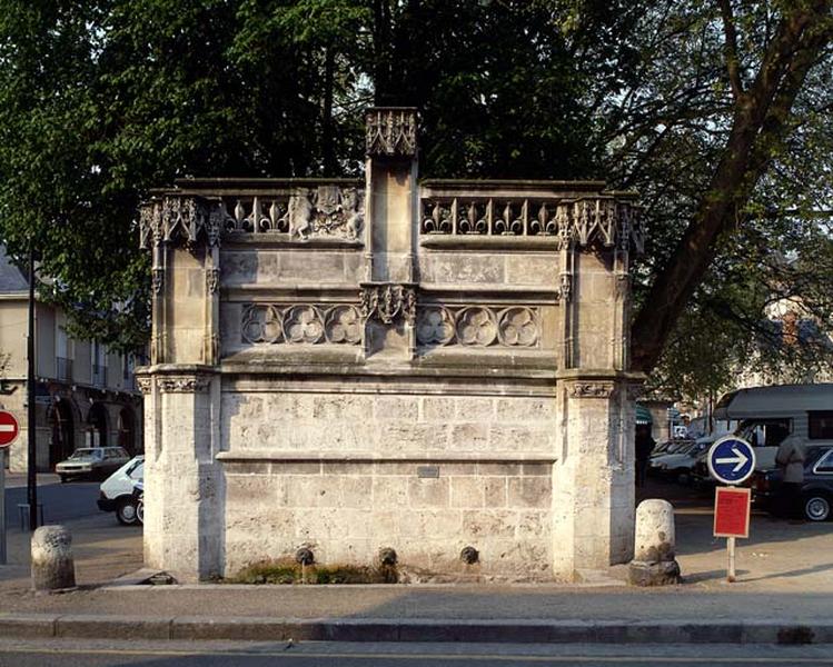 Fontaine de l'Arsis des Comtes de Blois, dite fontaine Louis XII. Face est, état actuel.