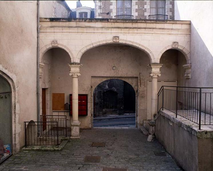 Mur de clôture sur rue des Juifs. Détail : portique, coté cour.