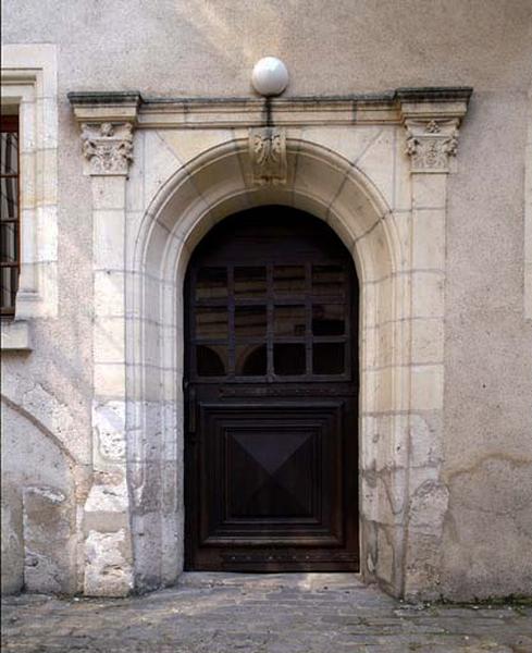 Bâtiment est, façade sur cour. Porte d'entrée (état en 1991).