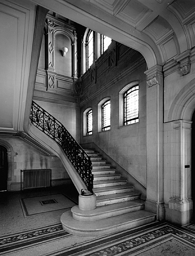 Départ de l'escalier principal.