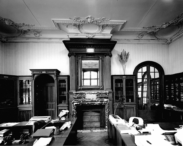 Salon bibliothèque, vue prise de l'ouest.