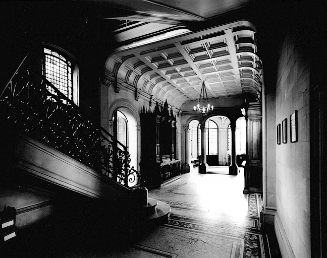 Vestibule, vue prise du départ de l'escalier.