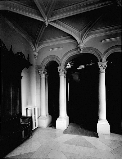 Vestibule, vue prise de la porte d'entrée.