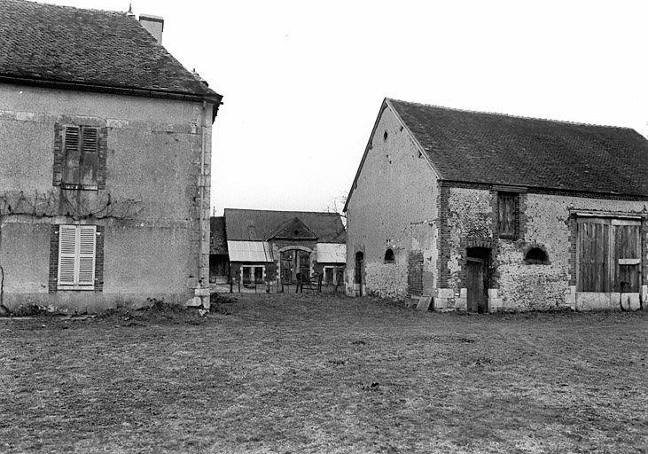 Maison de maître, grange étable B, grange A : vue prise de l'ouest.