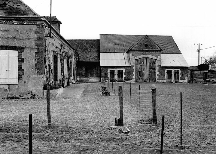 Logis et grange A : vue prise de l'ouest.