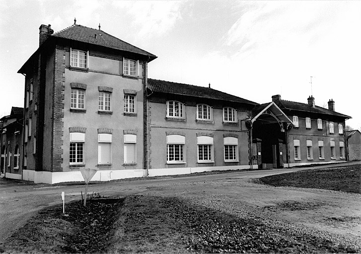 Communs : vue prise du nord ouest.