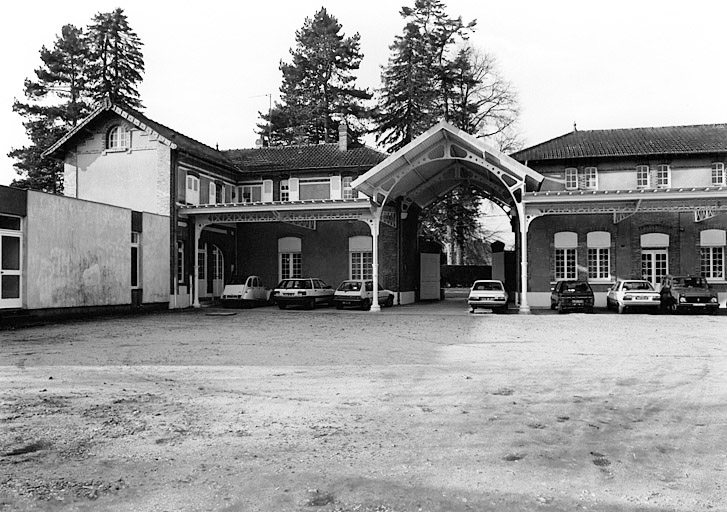 Communs : cour intérieure, vue prise de l'est.