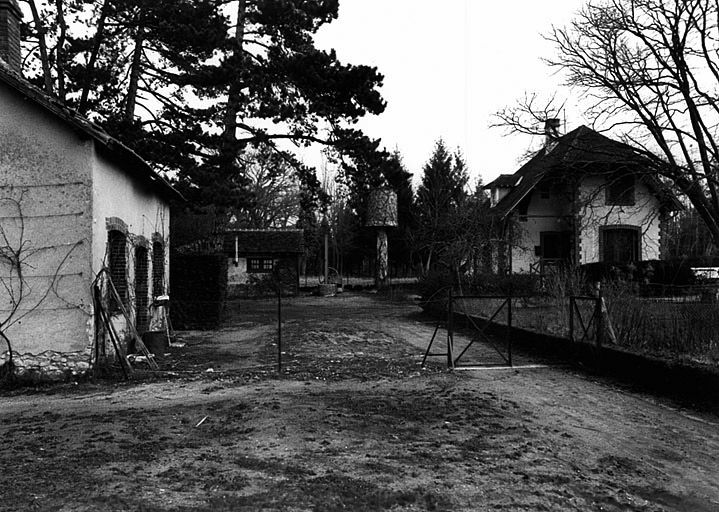 Maison de jardinier (B) : vue prise de l'ouest.