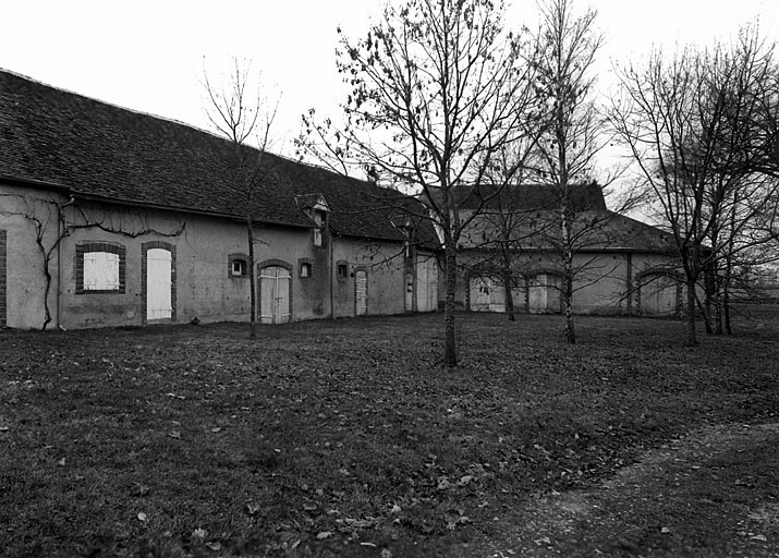 Etables, grange : vue prise du nord ouest.