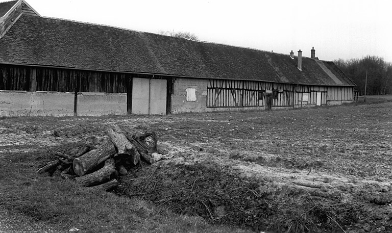 Etables : façade arrière vue du sud est.
