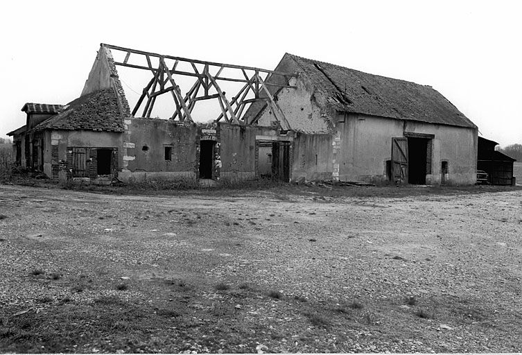 Toit à porc, étable, grange.