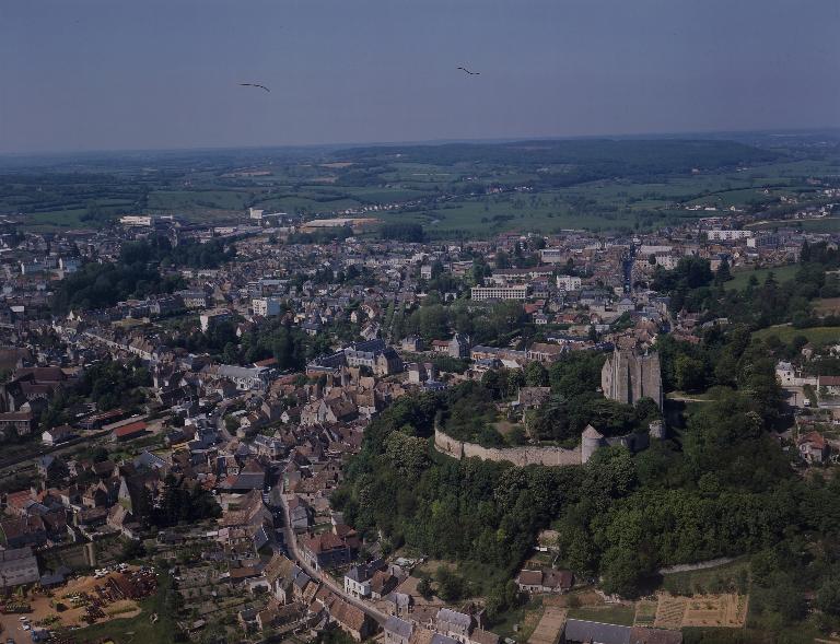 Vue aérienne du château Saint-Jean et de la ville en 1950.